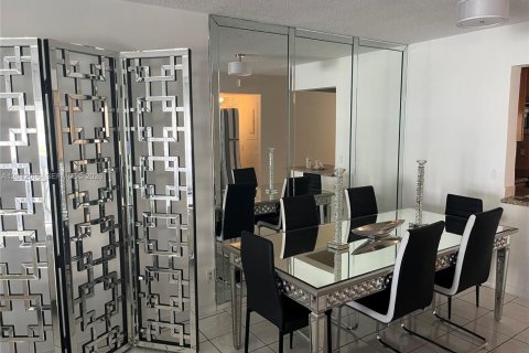 Condominio en alquiler en Hallandale Beach, Florida, 2 dormitorios, 97.55 m2 № 2075135 - foto 22