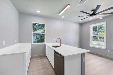 House in Orlando, Florida 4 bedrooms, 228.26 sq.m. № 2152243 - photo 5
