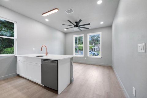 House in Orlando, Florida 4 bedrooms, 228.26 sq.m. № 2152243 - photo 4