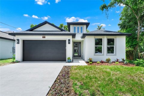 House in Orlando, Florida 4 bedrooms, 228.26 sq.m. № 2152243