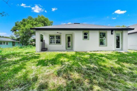 House in Orlando, Florida 4 bedrooms, 228.26 sq.m. № 2152243 - photo 2