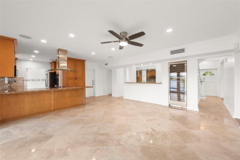 House in Pompano Beach, Florida 6 bedrooms, 350.43 sq.m. № 1954887 - photo 8