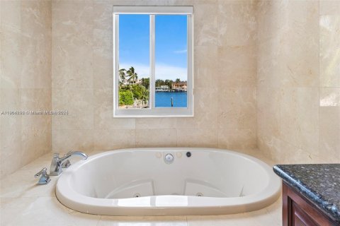 House in Pompano Beach, Florida 6 bedrooms, 350.43 sq.m. № 1954887 - photo 19