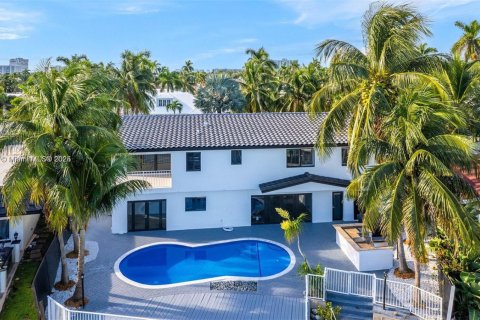 House in Pompano Beach, Florida 6 bedrooms, 350.43 sq.m. № 1954887 - photo 3