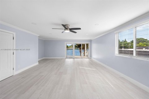 House in Pompano Beach, Florida 6 bedrooms, 350.43 sq.m. № 1954887 - photo 12