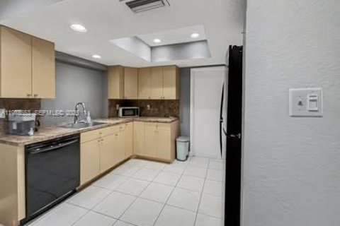 Купить виллу или дом в Маргит, Флорида 2 спальни, № 2043524 - фото 7