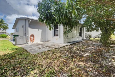 Купить виллу или дом в Маргит, Флорида 2 спальни, № 2043524 - фото 10