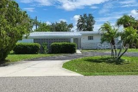 House in Port Charlotte, Florida 3 bedrooms, 115.57 sq.m. № 2104289