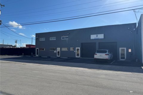 Commercial property in West Park, Florida № 1888278 - photo 1