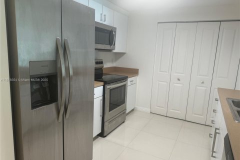Снять в аренду квартиру в Майами, Флорида 1 спальня, 69.68м2, № 1848943 - фото 1