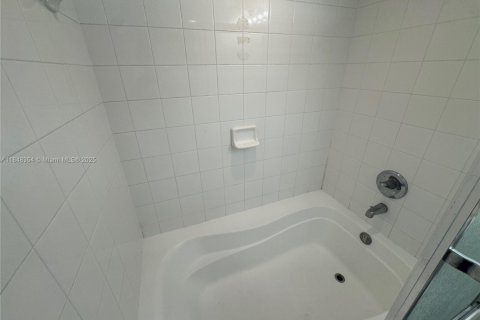 Снять в аренду квартиру в Майами, Флорида 1 спальня, 69.68м2, № 1848943 - фото 14