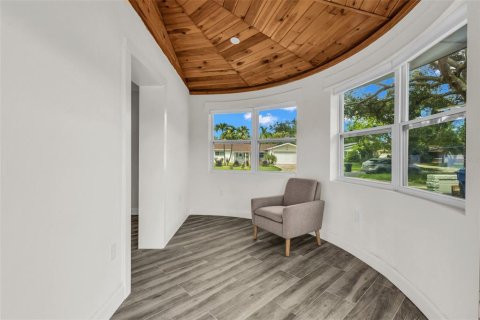 House in Saint Petersburg, Florida 4 bedrooms, 186.83 sq.m. № 2403676 - photo 11