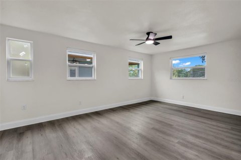 House in Saint Petersburg, Florida 4 bedrooms, 186.83 sq.m. № 2403676 - photo 27