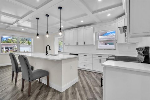 House in Saint Petersburg, Florida 4 bedrooms, 186.83 sq.m. № 2403676 - photo 6