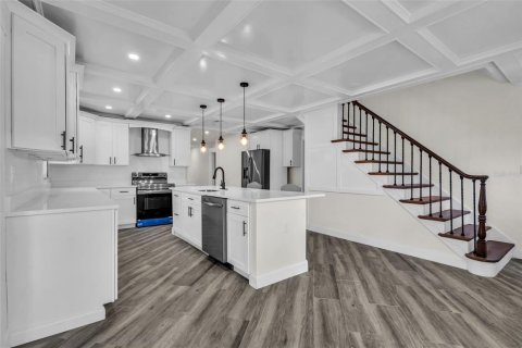 House in Saint Petersburg, Florida 4 bedrooms, 186.83 sq.m. № 2403676 - photo 3