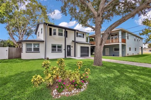 House in Saint Petersburg, Florida 4 bedrooms, 186.83 sq.m. № 2403676
