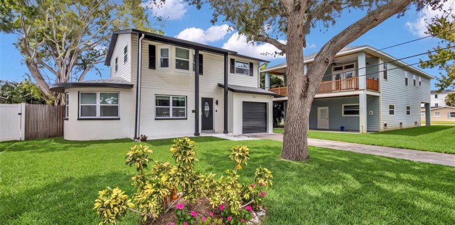 House in Saint Petersburg, Florida 4 bedrooms, 186.83 sq.m. № 2403676