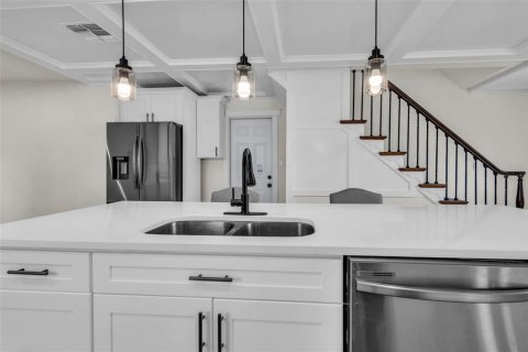 House in Saint Petersburg, Florida 4 bedrooms, 186.83 sq.m. № 2403676 - photo 5