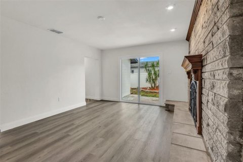 House in Saint Petersburg, Florida 4 bedrooms, 186.83 sq.m. № 2403676 - photo 9