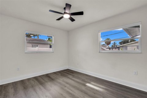 House in Saint Petersburg, Florida 4 bedrooms, 186.83 sq.m. № 2403676 - photo 14