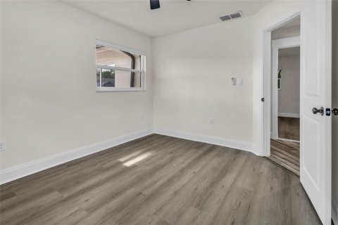 House in Saint Petersburg, Florida 4 bedrooms, 186.83 sq.m. № 2403676 - photo 17