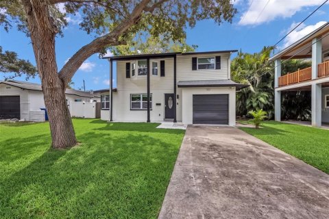 House in Saint Petersburg, Florida 4 bedrooms, 186.83 sq.m. № 2403676 - photo 2