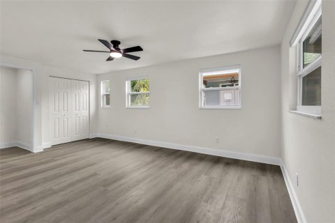 House in Saint Petersburg, Florida 4 bedrooms, 186.83 sq.m. № 2403676 - photo 29