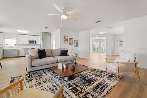 House in Clermont, Florida 4 bedrooms, 242.47 sq.m. № 2112140 - photo 6