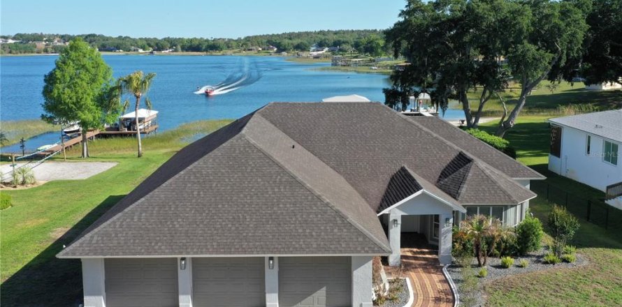 House in Clermont, Florida 4 bedrooms, 242.47 sq.m. № 2112140