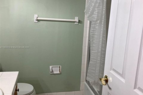 Villa ou maison à vendre à Miami, Floride: 4 chambres, 222.87 m2 № 1785704 - photo 16