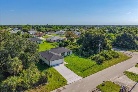 House in Lehigh Acres, Florida 3 bedrooms, 148.64 sq.m. № 2107626 - photo 7