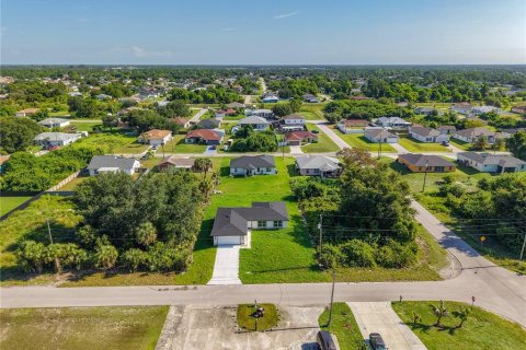 House in Lehigh Acres, Florida 3 bedrooms, 148.64 sq.m. № 2107626 - photo 8
