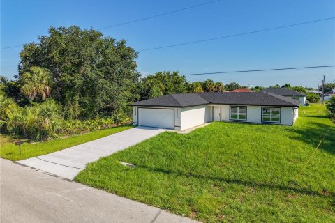 House in Lehigh Acres, Florida 3 bedrooms, 148.64 sq.m. № 2107626 - photo 3