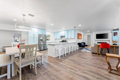 House in Sarasota, Florida 4 bedrooms, 209.22 sq.m. № 1721673 - photo 5
