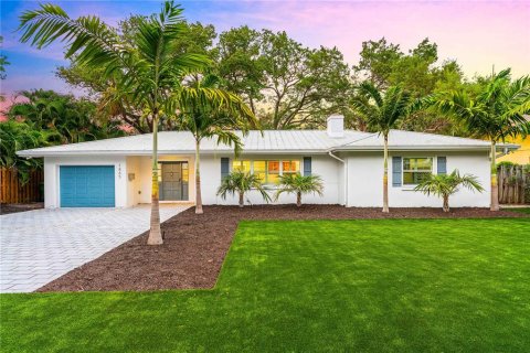 House in Sarasota, Florida 4 bedrooms, 209.22 sq.m. № 1721673 - photo 1