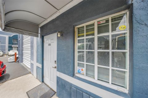 Commercial property in Medley, Florida № 1691168 - photo 1