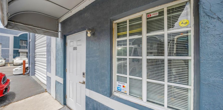 Commercial property in Medley, Florida № 1691168