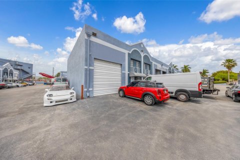 Commercial property in Medley, Florida № 1691168 - photo 3
