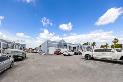 Commercial property in Medley, Florida № 1691168 - photo 2