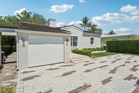 Купить виллу или дом в Серфсайд, Флорида 3 спальни, 116.78м2, № 2049634 - фото 2