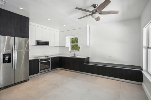 Купить виллу или дом в Серфсайд, Флорида 3 спальни, 116.78м2, № 2049634 - фото 9