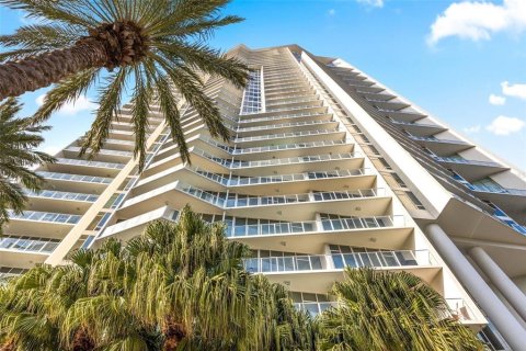 Condo in Saint Petersburg, Florida, 3 bedrooms  № 2240011 - photo 2