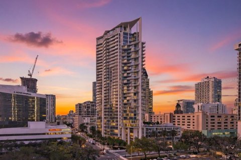 Condo in Saint Petersburg, Florida, 3 bedrooms  № 2240011
