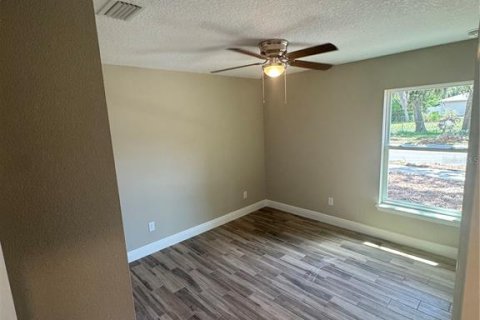 House in Eustis, Florida 3 bedrooms, 119.29 sq.m. № 1517746 - photo 12