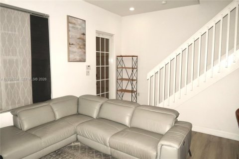 Townhouse in Pembroke Pines, Florida 2 bedrooms, 131.92 sq.m. № 1995873 - photo 3