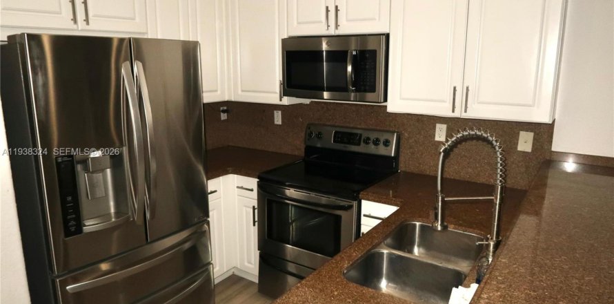 Townhouse in Pembroke Pines, Florida 2 bedrooms, 131.92 sq.m. № 1995873