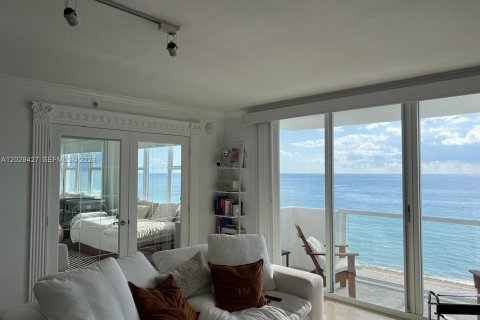 Copropriété à vendre à Surfside, Floride: 2 chambres, 102.19 m2 № 2087776 - photo 14