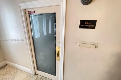 Copropriété à vendre à Surfside, Floride: 2 chambres, 102.19 m2 № 2087776 - photo 21