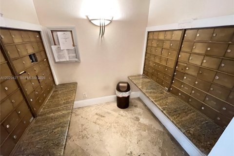 Copropriété à vendre à Surfside, Floride: 2 chambres, 102.19 m2 № 2087776 - photo 23