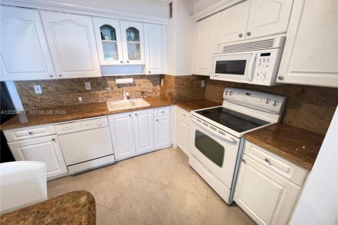 Copropriété à vendre à Surfside, Floride: 2 chambres, 102.19 m2 № 2087776 - photo 11